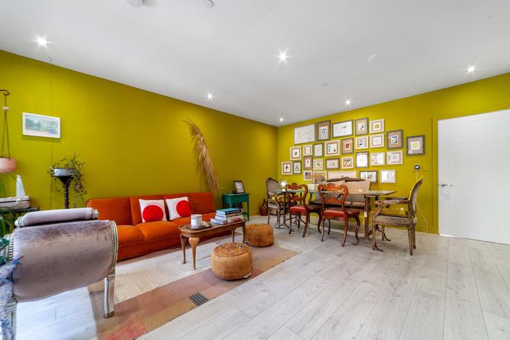 Elegante sala de estar con mobiliario moderno en un apartamento en Building Cumberland Road - smart-host-group-ted - 1513315 en London Borough of Haringey, London