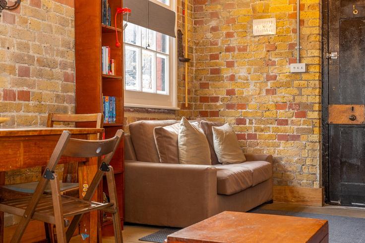 Sala de estar elegantemente projetada com móveis modernos em um apartamento no Building Redmans Road - smart-host-group-ted - 1513631 em London Borough of Tower Hamlets, London