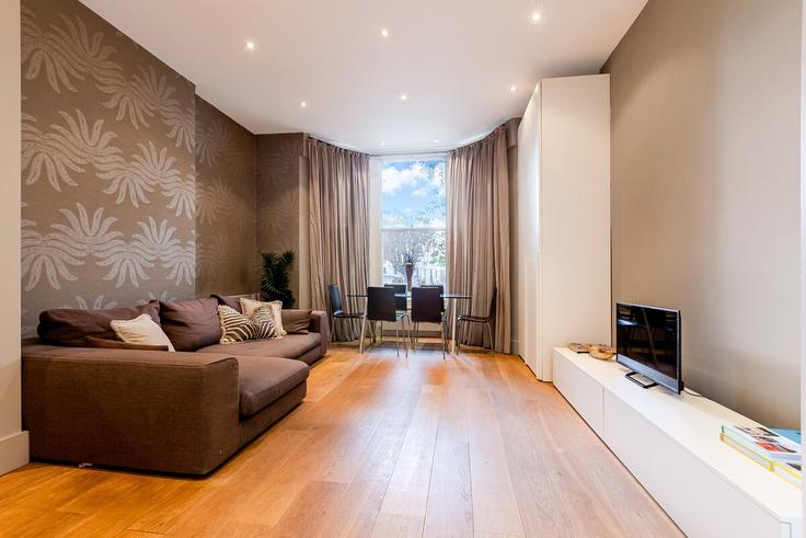 Elegant gestaltetes Wohnzimmer mit moderner Einrichtung in einer Wohnung im Building Saint Luke's Road - smart-host-group-ted - 1532044 in City of Westminster, London