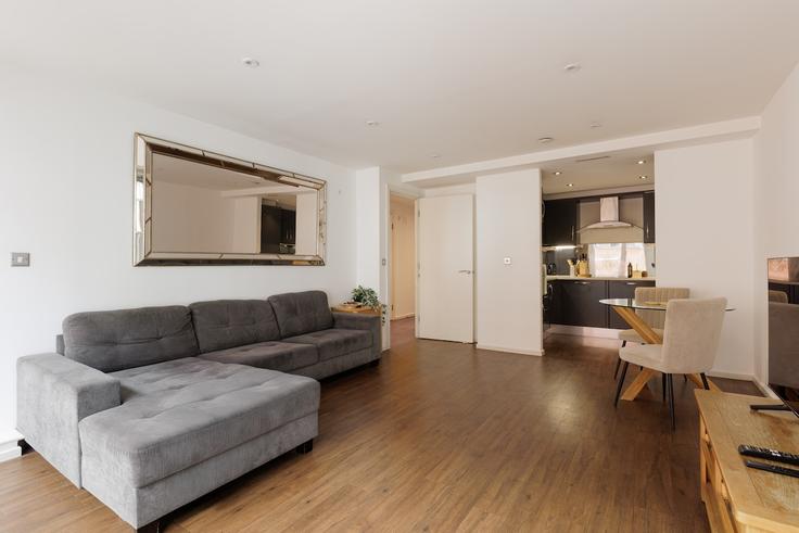 Sala de estar elegantemente projetada com móveis modernos em um apartamento no Building Western Gateway - smart-host-group-ted - 1513574 em London Borough of Newham, London Sala de estar elegantemente projetada com móveis modernos em um apartamento no Building Western Gateway - smart-host-group-ted - 1513574 em London Borough of Newham, London