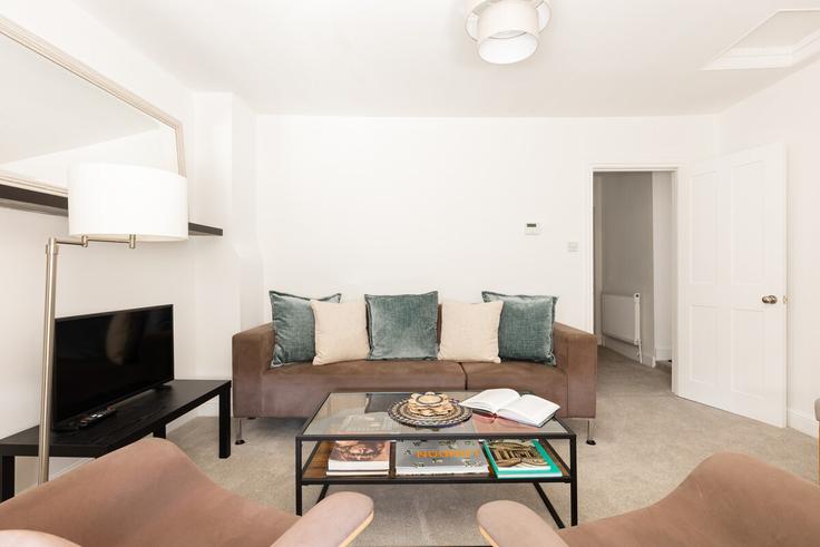 Elegant gestaltetes Wohnzimmer mit moderner Einrichtung in einer Wohnung im Building Brushfield Street - smart-host-group-ted - 1513331 in London Borough of Tower Hamlets, London