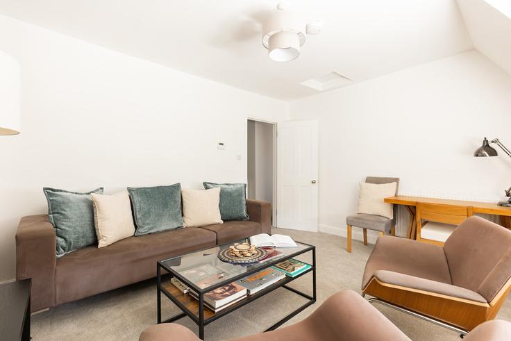 Elegant gestaltetes Wohnzimmer mit moderner Einrichtung in einer Wohnung im Building Brushfield Street - smart-host-group-ted - 1513331 in London Borough of Tower Hamlets, London Elegant gestaltetes Wohnzimmer mit moderner Einrichtung in einer Wohnung im Building Brushfield Street - smart-host-group-ted - 1513331 in London Borough of Tower Hamlets, London