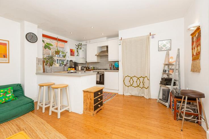 Elegante sala de estar con mobiliario moderno en un apartamento en Building Lawrence Buildings - smart-host-group-ted - 1513357 en London Borough of Hackney, London Elegante sala de estar con mobiliario moderno en un apartamento en Building Lawrence Buildings - smart-host-group-ted - 1513357 en London Borough of Hackney, London