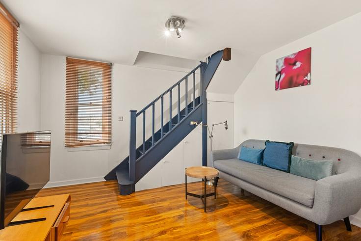 Elegante sala de estar con mobiliario moderno en un apartamento en Building Alvington Crescent - smart-host-group-ted - 1513625 en London Borough of Hackney, London