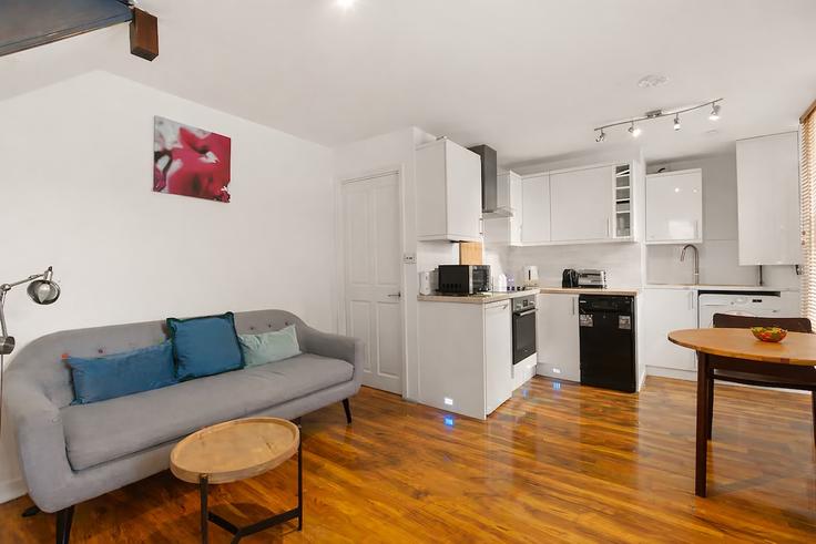 Building Alvington Crescent - smart-host-group-ted - 1513625 adresindeki bir dairede modern mobilyalarla zarif bir şekilde tasarlanmış oturma odası London Borough of Hackney, London