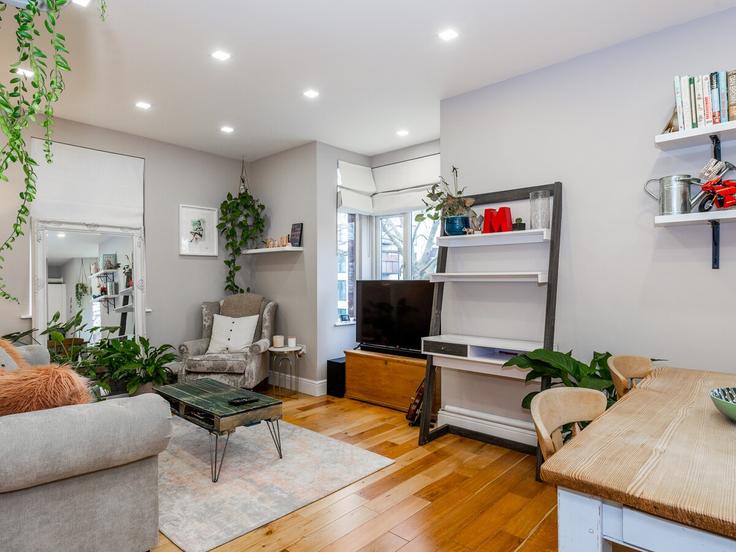 Elegante sala de estar con mobiliario moderno en un apartamento en Building Park Rise - smart-host-group-ted - 1513648 en London Borough of Lewisham, London