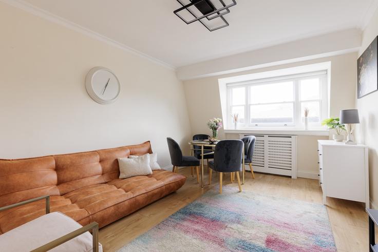 Salle de séjour élégante avec mobilier moderne dans un appartement à Building Eardley Crescent - smart-host-group-ted - 1513535 à Royal Borough of Kensington and Chelsea, London
