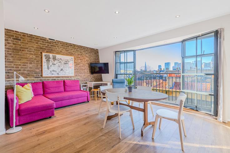 Elegante sala de estar con mobiliario moderno en un apartamento en Building Turner Street - smart-host-group-ted - 1537434 en London Borough of Tower Hamlets, London