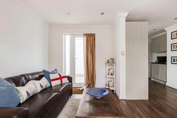 Elegante sala de estar con mobiliario moderno en un apartamento en Building Landor Road - smart-host-group-ted - 1532789 en London Borough of Lambeth, London