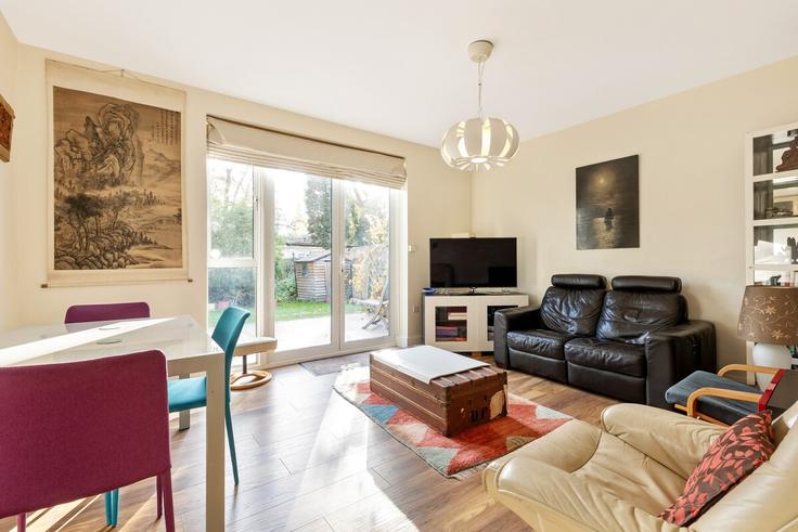 London London Borough of BarnetのBuilding Woodside Park Road - smart-host-group-ted - 1537442のアパートメントにある、モダンな家具を備えたエレガントなデザインのリビングルーム London London Borough of BarnetのBuilding Woodside Park Road - smart-host-group-ted - 1537442のアパートメントにある、モダンな家具を備えたエレガントなデザインのリビングルーム