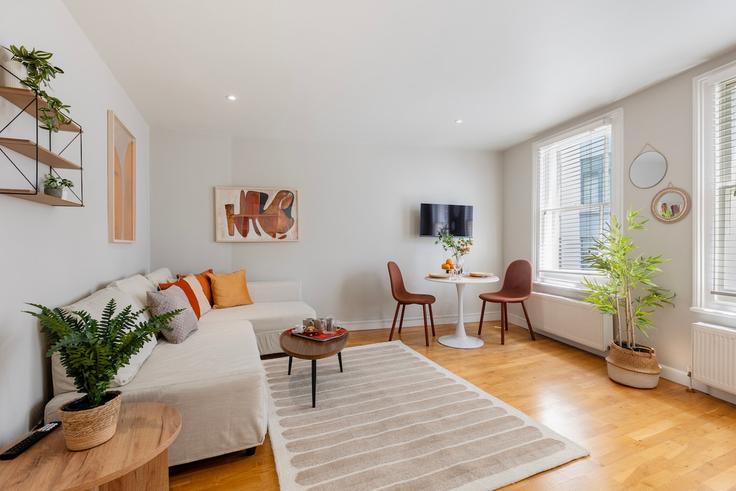 Elegante sala de estar con mobiliario moderno en un apartamento en Building Ebenezer Street - smart-host-group-ted - 1513467 en London Borough of Hackney, London