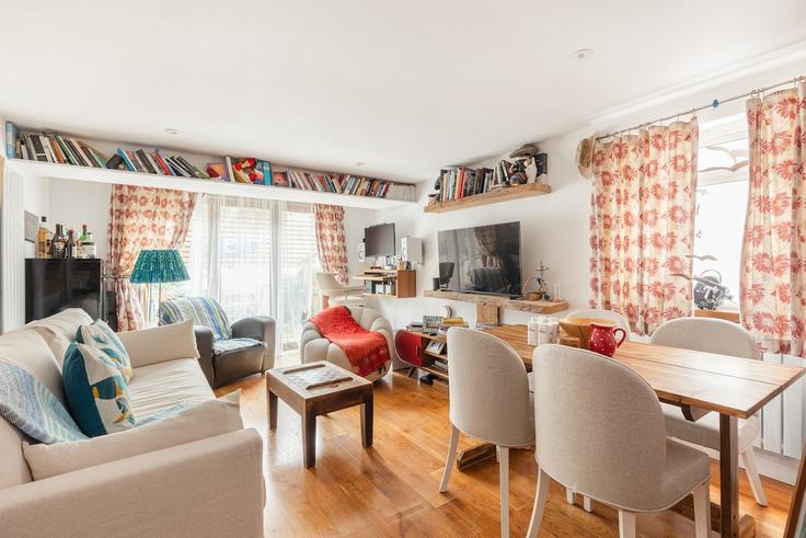 Elegante sala de estar con mobiliario moderno en un apartamento en Building Masbro Road - smart-host-group-ted - 1515745 en London Borough of Hammersmith and Fulham, London Elegante sala de estar con mobiliario moderno en un apartamento en Building Masbro Road - smart-host-group-ted - 1515745 en London Borough of Hammersmith and Fulham, London