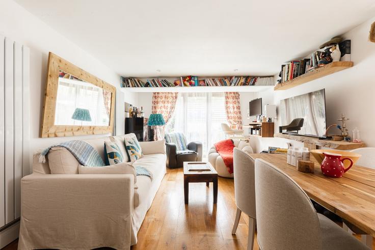 Sala de estar elegantemente projetada com móveis modernos em um apartamento no Building Masbro Road - smart-host-group-ted - 1515745 em London Borough of Hammersmith and Fulham, London