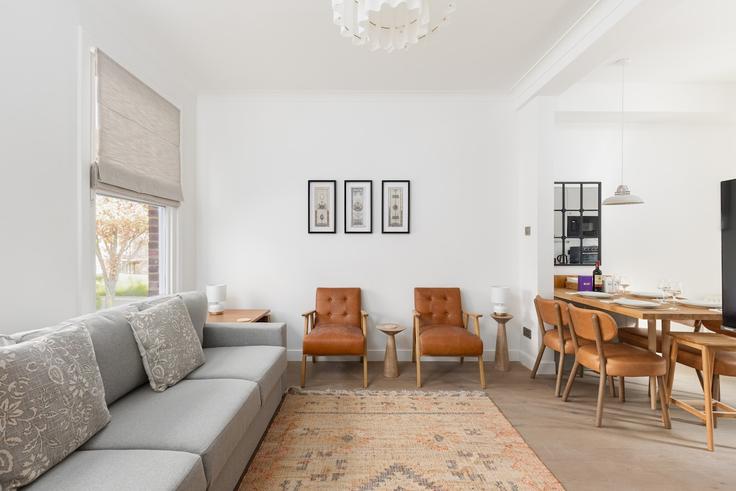 London City of WestminsterのBuilding Saint John's Wood Terrace - smart-host-group-ted - 1513427のアパートメントにある、モダンな家具を備えたエレガントなデザインのリビングルーム London City of WestminsterのBuilding Saint John's Wood Terrace - smart-host-group-ted - 1513427のアパートメントにある、モダンな家具を備えたエレガントなデザインのリビングルーム