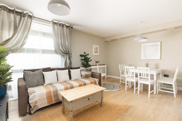 Elegante sala de estar con mobiliario moderno en un apartamento en Building Watney Street - smart-host-group-ted - 1513479 en London Borough of Tower Hamlets, London Elegante sala de estar con mobiliario moderno en un apartamento en Building Watney Street - smart-host-group-ted - 1513479 en London Borough of Tower Hamlets, London