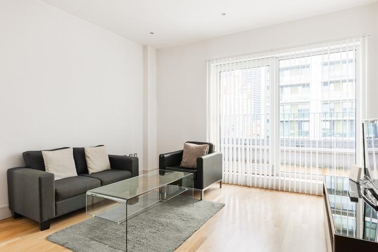 Elegant gestaltetes Wohnzimmer mit moderner Einrichtung in einer Wohnung im Building Harbour Way - smart-host-group-ted - 1513487 in London Borough of Tower Hamlets, London