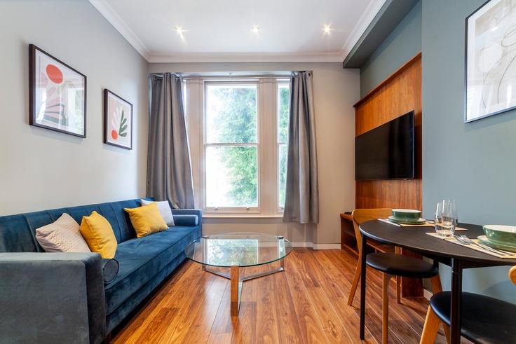 Elegant gestaltetes Wohnzimmer mit moderner Einrichtung in einer Wohnung im Building Addison Gardens - smart-host-group-ted - 1513650 in London Borough of Hammersmith and Fulham, London Elegant gestaltetes Wohnzimmer mit moderner Einrichtung in einer Wohnung im Building Addison Gardens - smart-host-group-ted - 1513650 in London Borough of Hammersmith and Fulham, London
