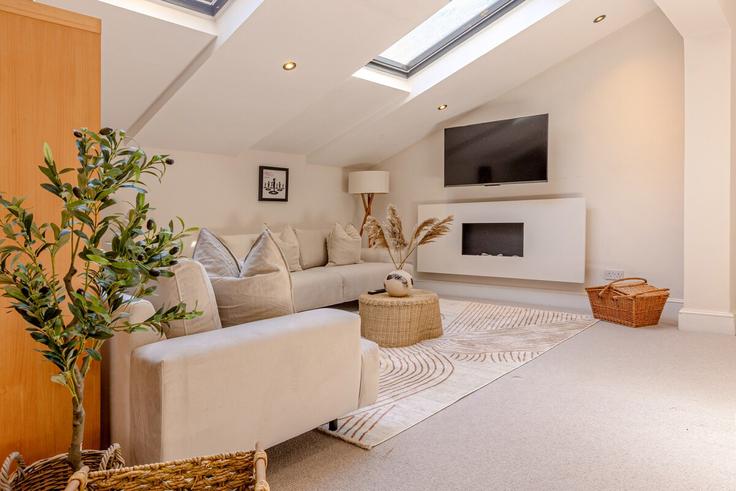 Elegante sala de estar con mobiliario moderno en un apartamento en Building Queen's Club Gardens - smart-host-group-ted - 1513544 en London Borough of Hammersmith and Fulham, London