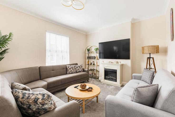 Salle de séjour élégante avec mobilier moderne dans un appartement à Building Bonfield Road - smart-host-group-ted - 1513683 à London Borough of Lewisham, London