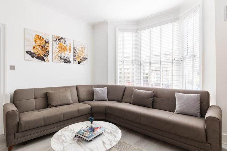 Elegant gestaltetes Wohnzimmer mit moderner Einrichtung in einer Wohnung im Building Limes Grove - smart-host-group-ted - 1513685 in London Borough of Lewisham, London