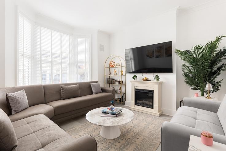 Elegant gestaltetes Wohnzimmer mit moderner Einrichtung in einer Wohnung im Building Lewisham High Street - smart-host-group-ted - 1513661 in London Borough of Lewisham, London