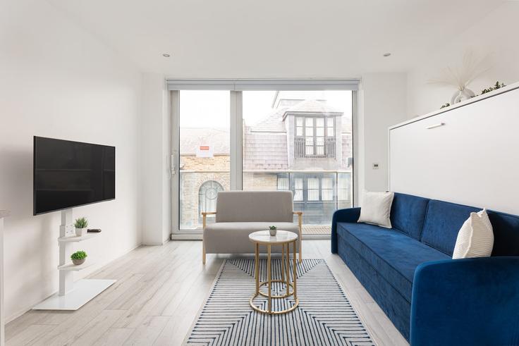 Elegant gestaltetes Wohnzimmer mit moderner Einrichtung in einer Wohnung im Building Tower Bridge Road - smart-host-group-ted - 1513607 in London Borough of Southwark, London