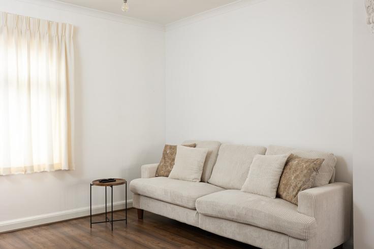 Sala de estar elegantemente projetada com móveis modernos em um apartamento no Building Shipwright Street - smart-host-group-ted - 1513629 em London Borough of Newham, London Sala de estar elegantemente projetada com móveis modernos em um apartamento no Building Shipwright Street - smart-host-group-ted - 1513629 em London Borough of Newham, London