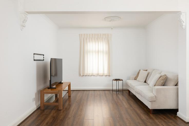 London London Borough of NewhamのBuilding Mill Road - smart-host-group-ted - 1513639のアパートメントにある、モダンな家具を備えたエレガントなデザインのリビングルーム