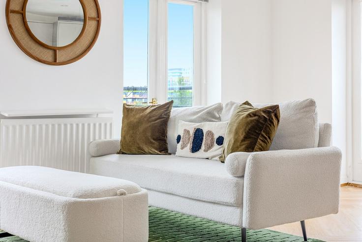 Sala de estar elegantemente projetada com móveis modernos em um apartamento no Building Fairfax Mews - smart-host-group-ted - 1513635 em London Borough of Newham, London Sala de estar elegantemente projetada com móveis modernos em um apartamento no Building Fairfax Mews - smart-host-group-ted - 1513635 em London Borough of Newham, London