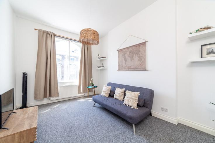 Building Ladbroke Grove - smart-host-group-ted - 1514574 adresindeki bir dairede modern mobilyalarla zarif bir şekilde tasarlanmış oturma odası Royal Borough of Kensington and Chelsea, London