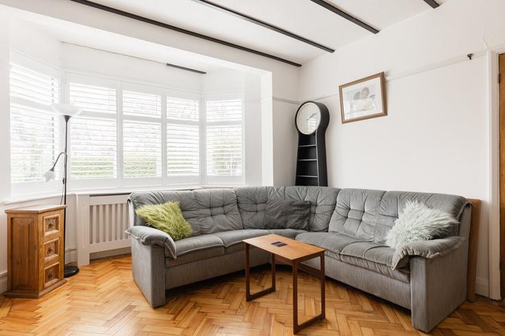 Elegante sala de estar con mobiliario moderno en un apartamento en Building Princes Gardens - smart-host-group-ted - 1513613 en London Borough of Ealing, London