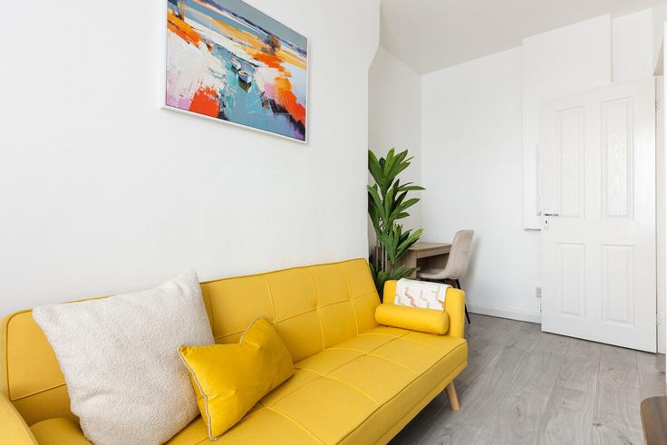 London Borough of Lambeth, London에 위치한 Building Vauxhall Street - smart-host-group-ted - 1513326 유닛의 세련된 인테리어가 돋보이는 거실 London Borough of Lambeth, London에 위치한 Building Vauxhall Street - smart-host-group-ted - 1513326 유닛의 세련된 인테리어가 돋보이는 거실