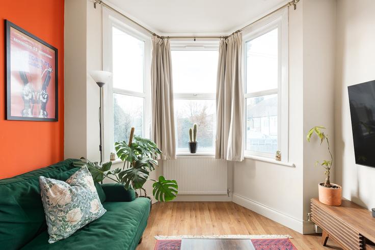 Elegante sala de estar con mobiliario moderno en un apartamento en Building Northumberland Park - smart-host-group-ted - 1521914 en London Borough of Haringey, London