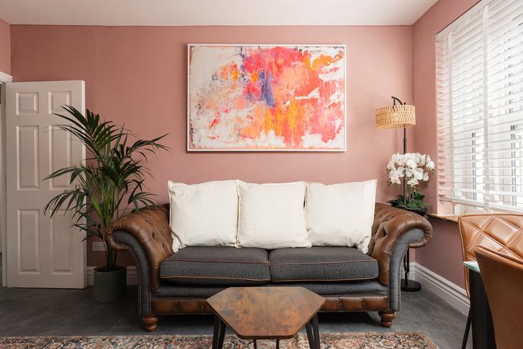 Elegant gestaltetes Wohnzimmer mit moderner Einrichtung in einer Wohnung im Building Toynbee Street - smart-host-group-ted - 1513556 in London Borough of Tower Hamlets, London