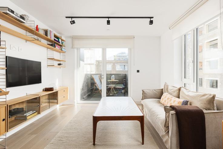 Elegant gestaltetes Wohnzimmer mit moderner Einrichtung in einer Wohnung im Building Hazel Way - smart-host-group-ted - 1513630 in London Borough of Southwark, London