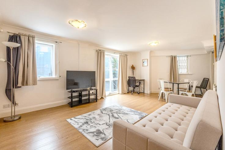 Sala de estar elegantemente projetada com móveis modernos em um apartamento no Building Bazely Street - smart-host-group-ted - 1513302 em London Borough of Tower Hamlets, London