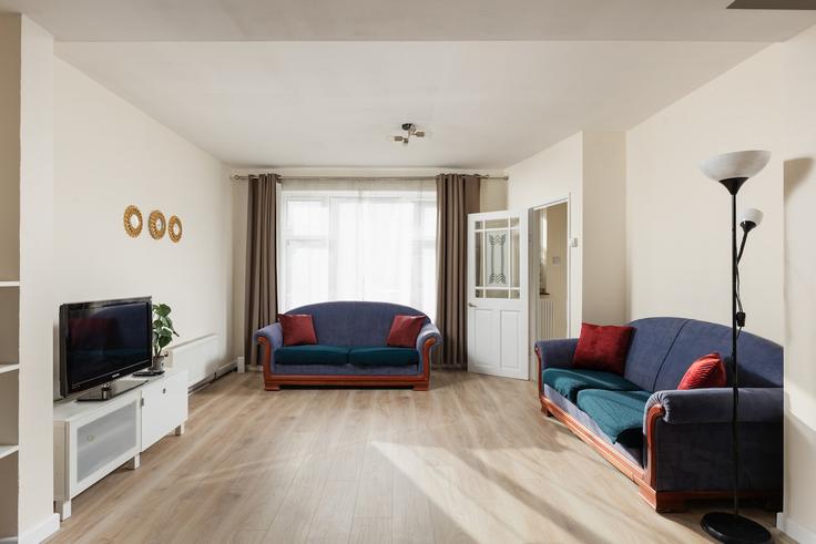 Elegante sala de estar con mobiliario moderno en un apartamento en Building Tarling Road - smart-host-group-ted - 1521736 en London Borough of Newham, London