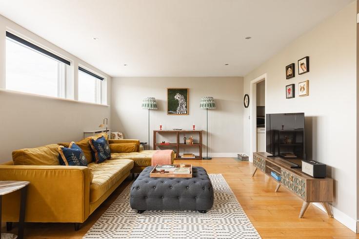 Salle de séjour élégante avec mobilier moderne dans un appartement à Building Kilburn Lane - smart-host-group-ted - 1513532 à City of Westminster, London