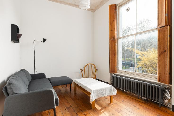 London London Borough of LambethのBuilding Saint Matthew's Road - smart-host-group-ted - 1513421のアパートメントにある、モダンな家具を備えたエレガントなデザインのリビングルーム