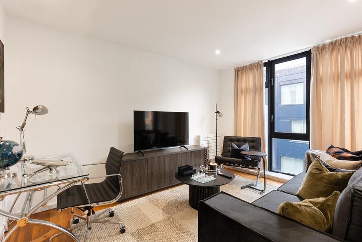 Elegant gestaltetes Wohnzimmer mit moderner Einrichtung in einer Wohnung im Building Westland Place - smart-host-group-ted - 1515117 in London Borough of Hackney, London Elegant gestaltetes Wohnzimmer mit moderner Einrichtung in einer Wohnung im Building Westland Place - smart-host-group-ted - 1515117 in London Borough of Hackney, London