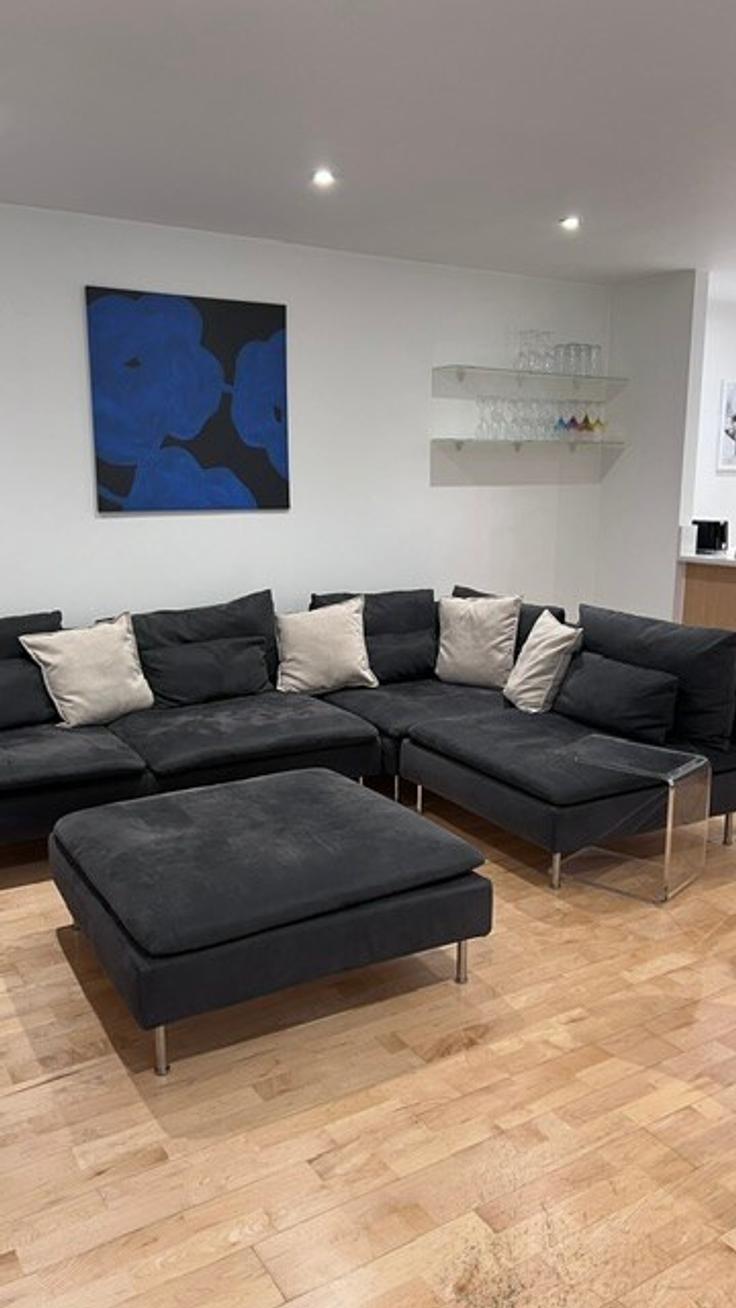 Elegant gestaltetes Wohnzimmer mit moderner Einrichtung in einer Wohnung im Building Lombard Road - smart-host-group-ted - 1533754 in London Borough of Wandsworth, London