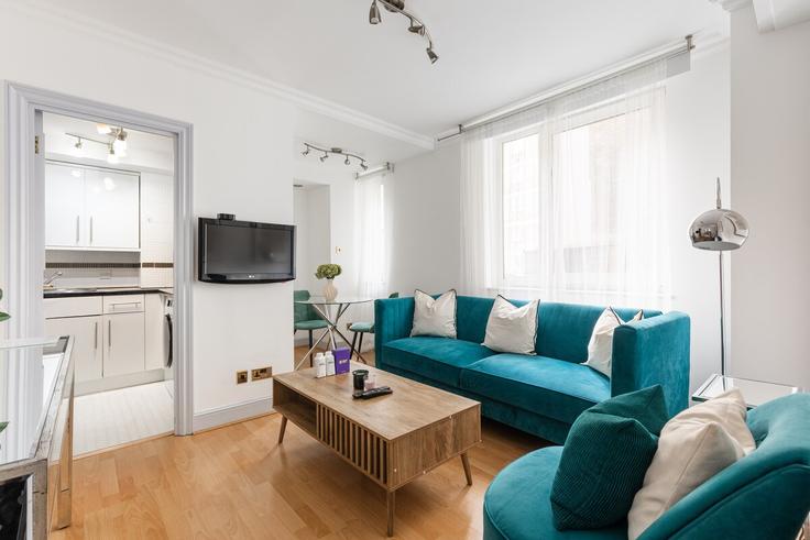 Building Sloane Avenue - smart-host-group-ted - 1523906 adresindeki bir dairede modern mobilyalarla zarif bir şekilde tasarlanmış oturma odası Royal Borough of Kensington and Chelsea, London