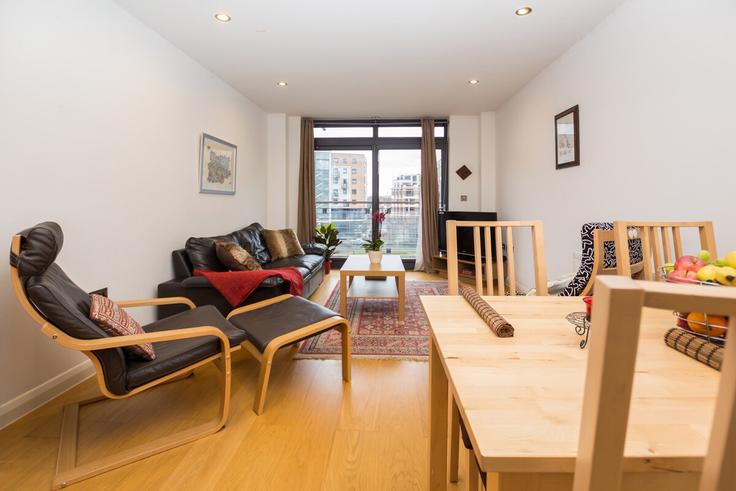 Salle de séjour élégante avec mobilier moderne dans un appartement à Building Larden Road - smart-host-group-ted - 1532053 à London Borough of Hammersmith and Fulham, London