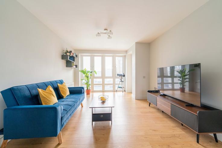 Elegant gestaltetes Wohnzimmer mit moderner Einrichtung in einer Wohnung im Building Saint Davids Square - smart-host-group-ted - 1532035 in London Borough of Tower Hamlets, London Elegant gestaltetes Wohnzimmer mit moderner Einrichtung in einer Wohnung im Building Saint Davids Square - smart-host-group-ted - 1532035 in London Borough of Tower Hamlets, London