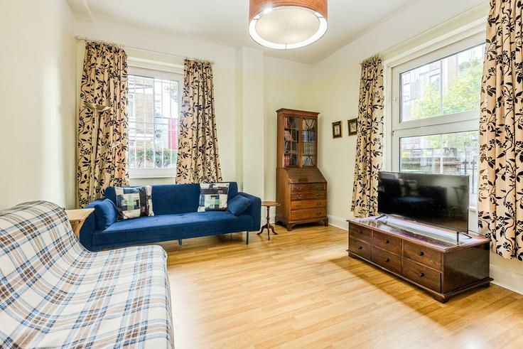 Elegant gestaltetes Wohnzimmer mit moderner Einrichtung in einer Wohnung im Building Saint George's Road - smart-host-group-ted - 1532049 in London Borough of Southwark, London