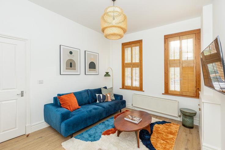 London Borough of Lewisham, London에 위치한 Building Albury Street - smart-host-group-ted - 1542488 유닛의 세련된 인테리어가 돋보이는 거실 London Borough of Lewisham, London에 위치한 Building Albury Street - smart-host-group-ted - 1542488 유닛의 세련된 인테리어가 돋보이는 거실