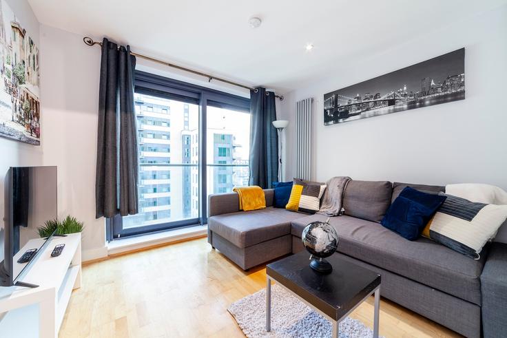 Elegante sala de estar con mobiliario moderno en un apartamento en Building Millharbour - smart-host-group-ted - 1533732 en London Borough of Tower Hamlets, London