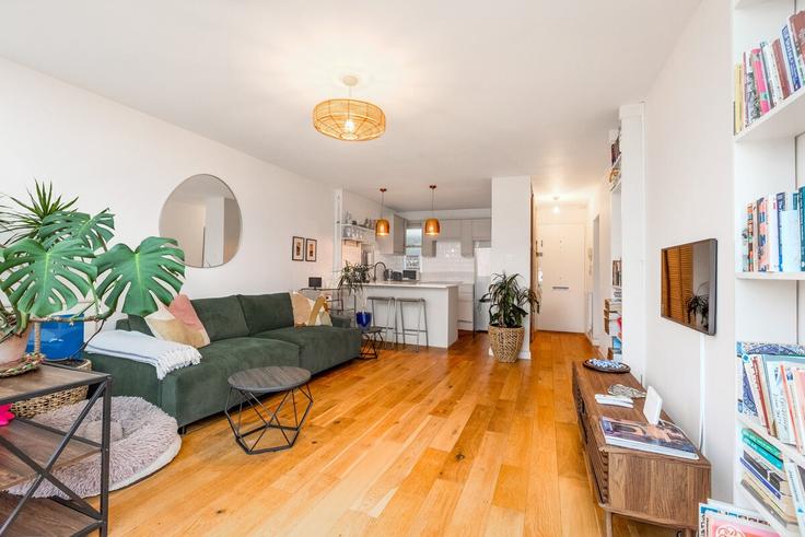 Elegant gestaltetes Wohnzimmer mit moderner Einrichtung in einer Wohnung im Building Bernard Street - smart-host-group-ted - 1534502 in London Borough of Camden, London
