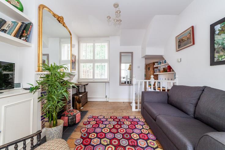 London London Borough of WandsworthのBuilding Vicarage Crescent - smart-host-group-ted - 1536454のアパートメントにある、モダンな家具を備えたエレガントなデザインのリビングルーム London London Borough of WandsworthのBuilding Vicarage Crescent - smart-host-group-ted - 1536454のアパートメントにある、モダンな家具を備えたエレガントなデザインのリビングルーム