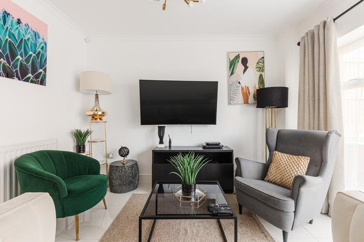 Salle de séjour élégante avec mobilier moderne dans un appartement à Building Wilkes Close - smart-host-group-ted - 1536458 à London Borough of Barnet, London